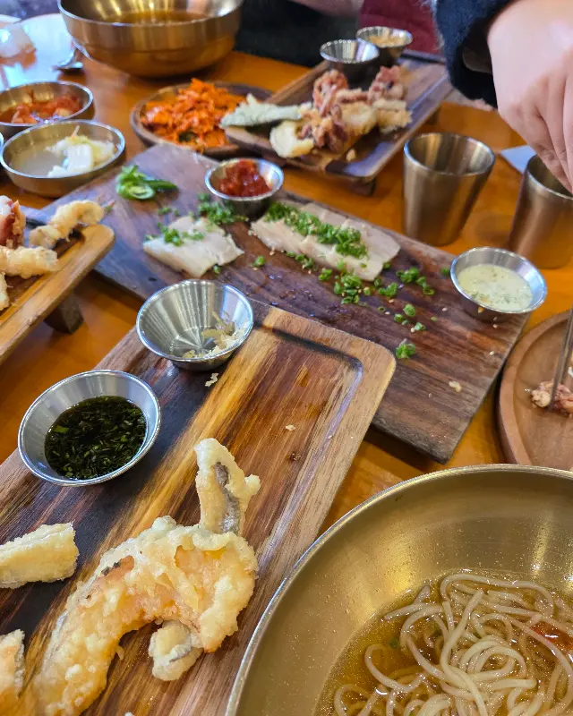 돔베고기와 다양한 곁들임