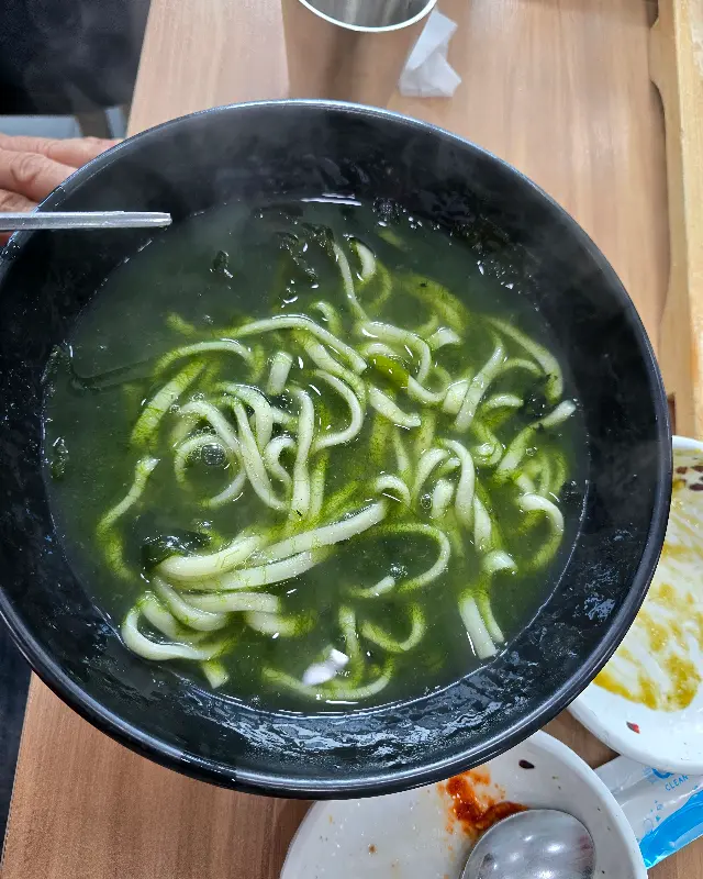 보말칼국수의 푸짐한 면발