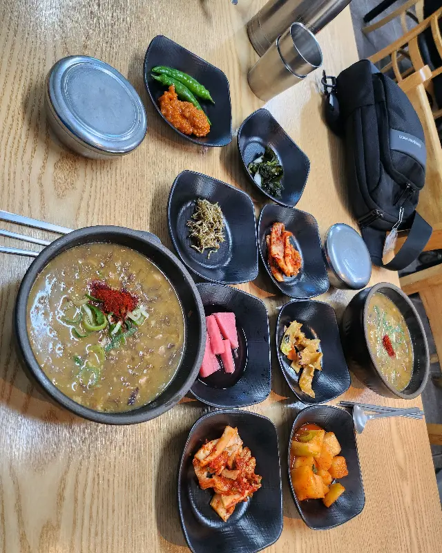 푸짐하게 차려진 한 상