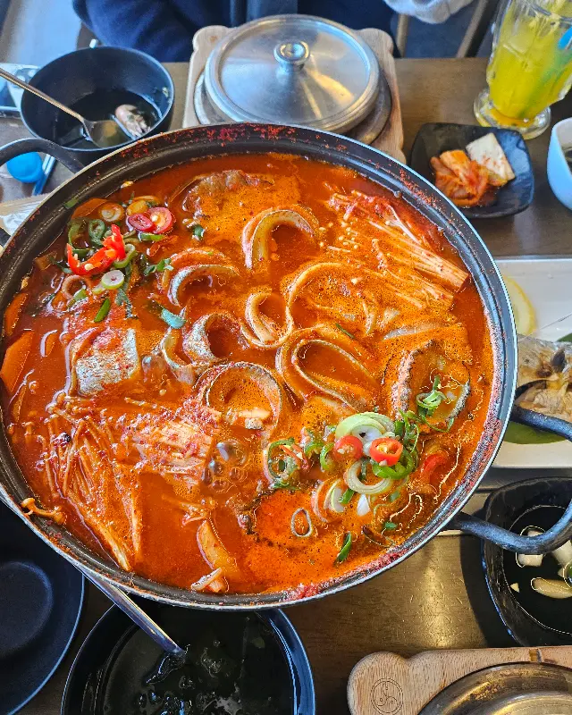 매콤한 양념이 돋보이는 갈치조림