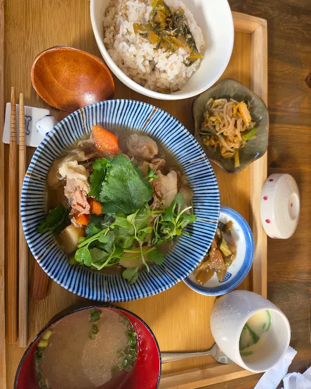 한 상 가득 차려진 일본 가정식