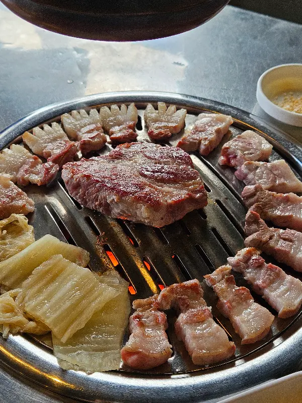 불판 위에서 익어가는 흑돼지 근고기