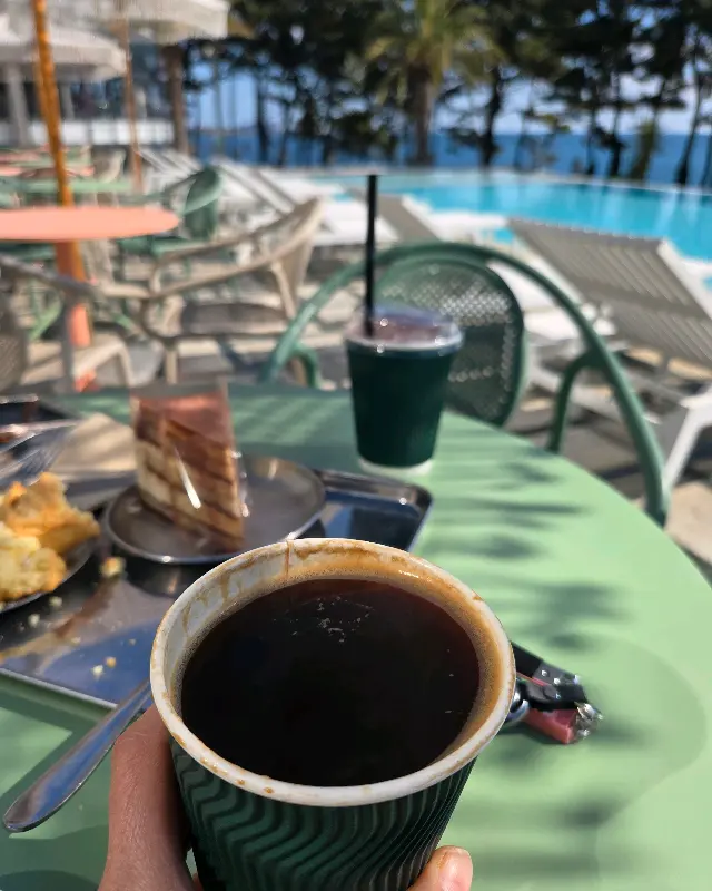 바다를 바라보며 즐기는 커피 한 잔