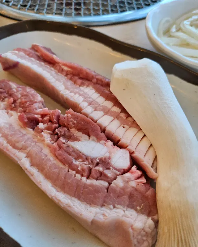 잘 익은 흑돼지 오겹살과 멜젓