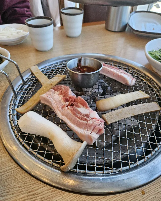 숯불 위 흑돼지 오겹살