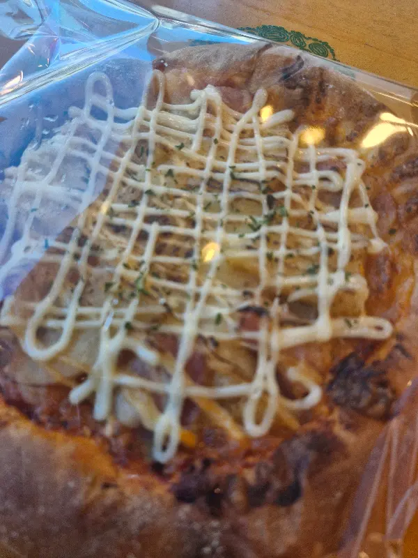 마요네즈가 뿌려진 빵