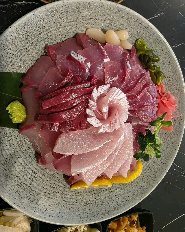 싱싱함이 눈으로도 느껴지는 대방어회