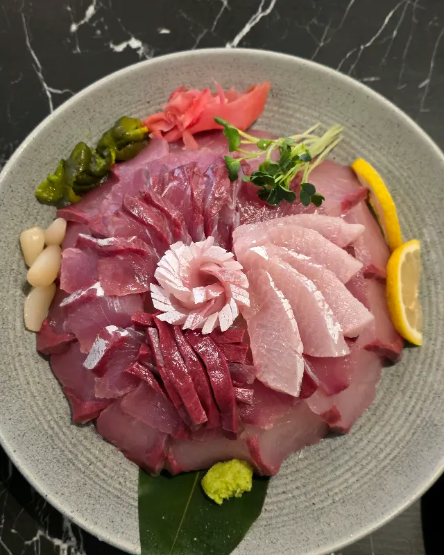 싱싱한 회 한 점과 함께 즐기는 제주의 밤