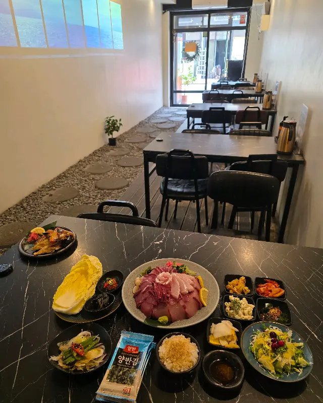 푸짐하게 차려진 한 상 차림