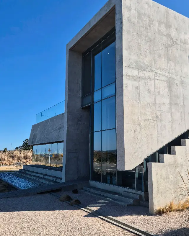 카페 오른의 모던하고 세련된 외관