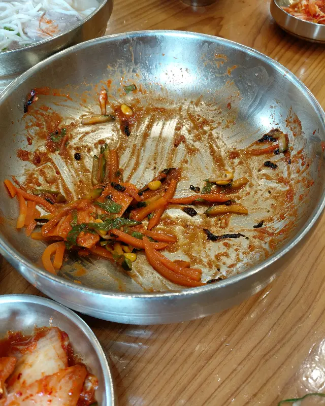 초토화된 비빔국수 그릇