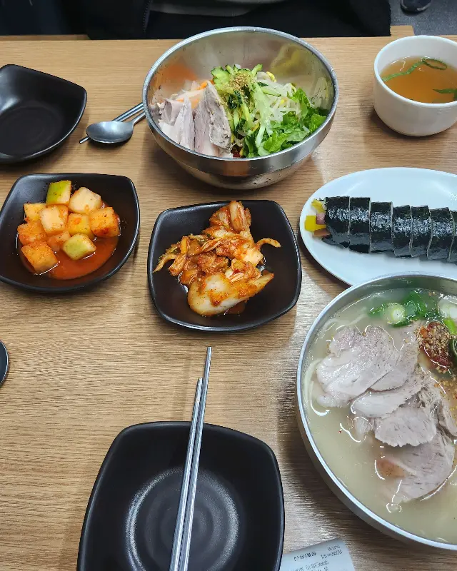 고기국수와 비빔국수 한 상 차림