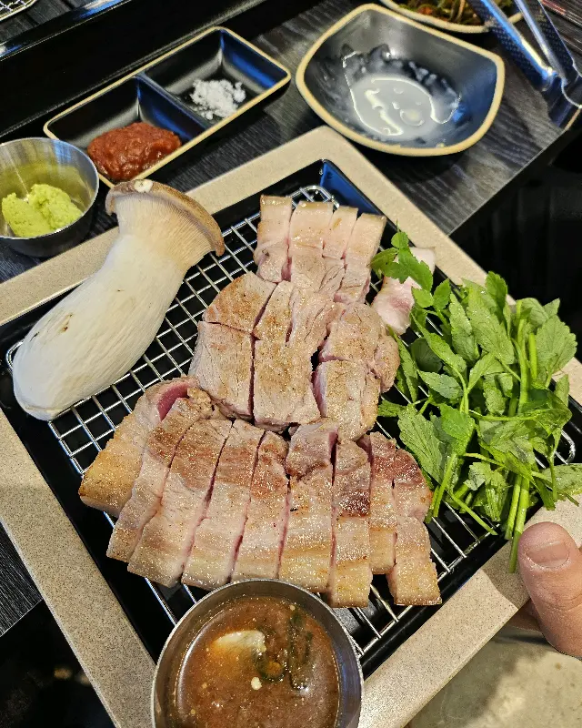 초벌된 흑돼지 근고기