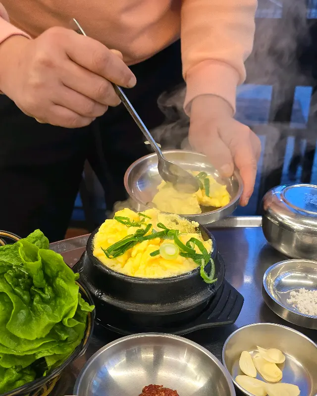 흑돼지 목살과 함께 구워 먹는 버섯과 양파