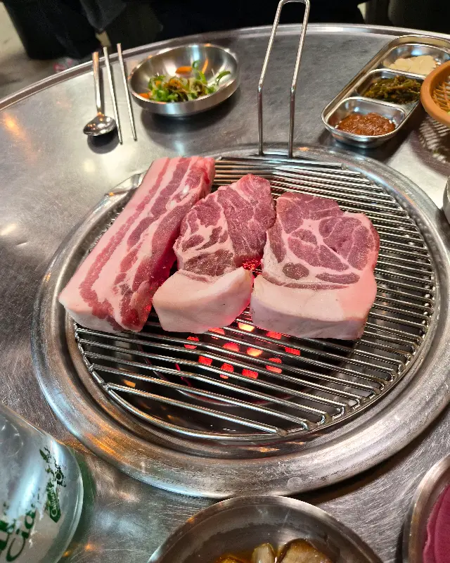 돈이랑 내부 전경