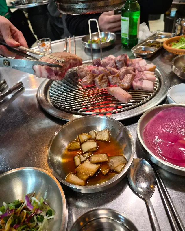 지글지글 익어가는 흑돼지와 멜젓