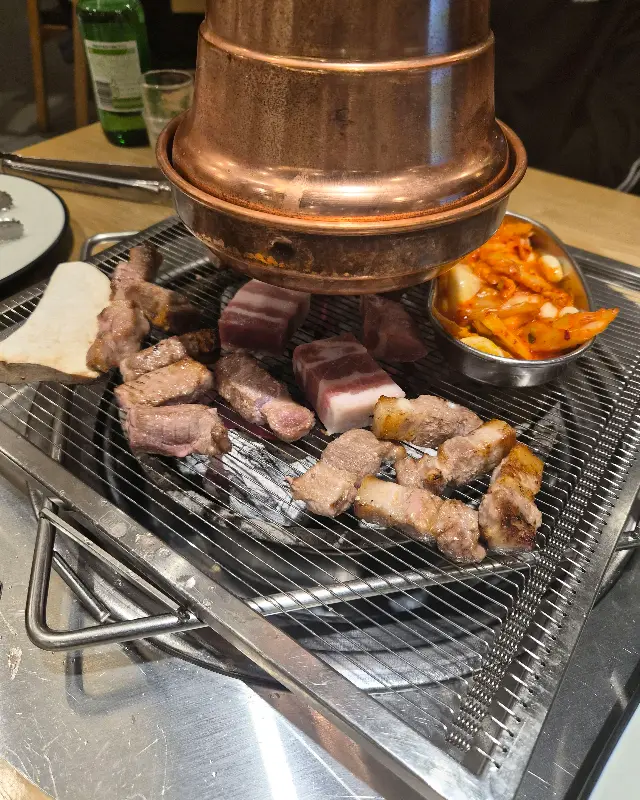 숯불에 구워지는 고기