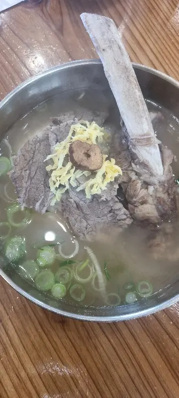 먹돌고기국수 제주본점의 뼈대있는 한방국밥