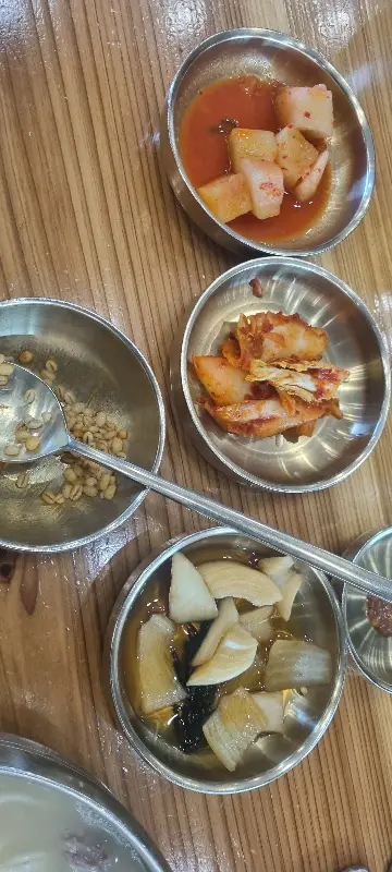 먹돌고기국수 제주본점의 깔끔한 밑반찬