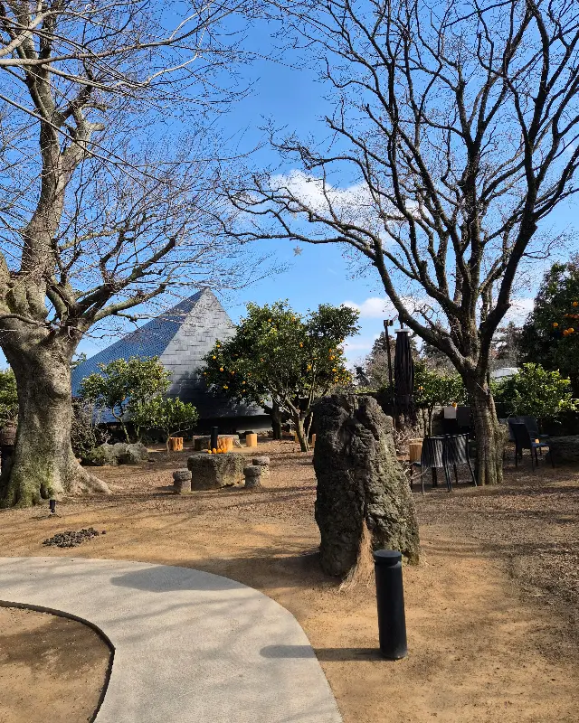 푸른 하늘 아래 웅장한 자태를 뽐내는 유지커피웍스 건물