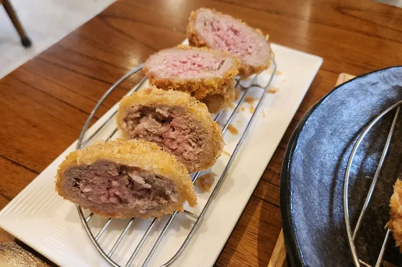 흑돼지 안심카츠 단면