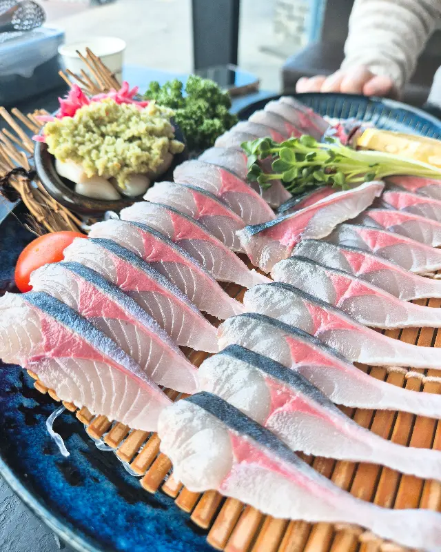 신선함이 눈으로 보이는 고등어회