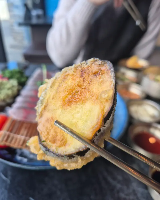 노릇하게 튀겨진 가지 튀김