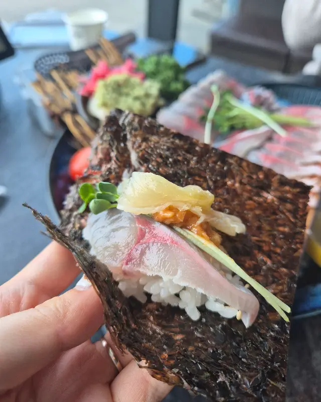 김, 밥, 회, 초무침, 생강의 환상적인 조합