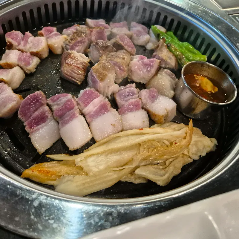 불판 위에서 맛있게 익어가는 흑돼지