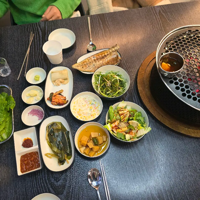 다채로운 밑반찬 구성