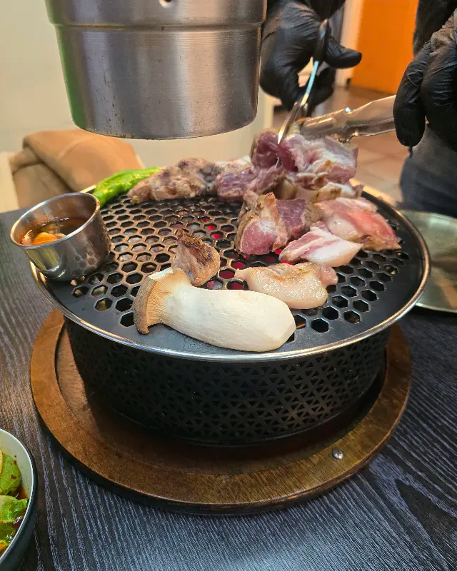 흑돼지 소시지와 흑돼지 껍데기