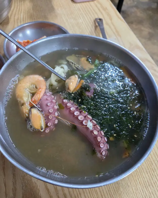 해물이 듬뿍 들어간 해물칼국수