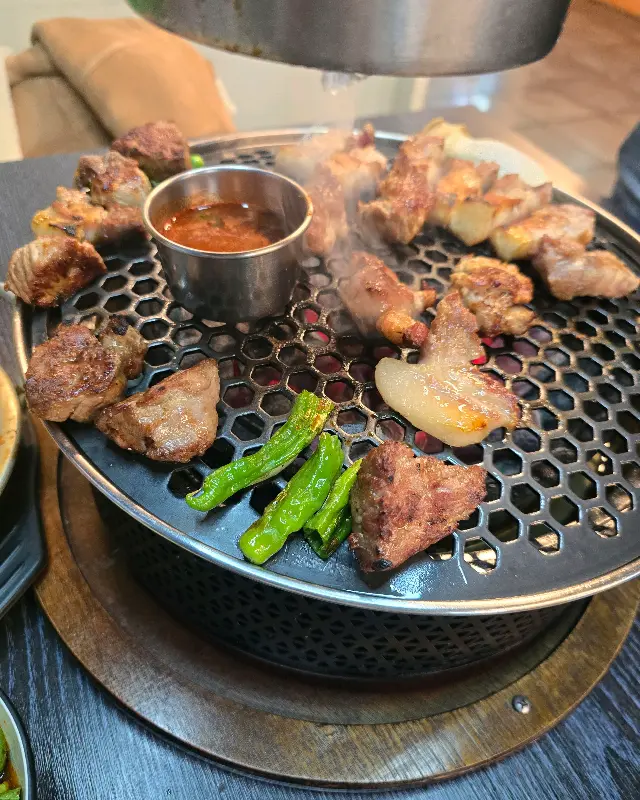 잘 구워진 흑돼지와 꽈리고추