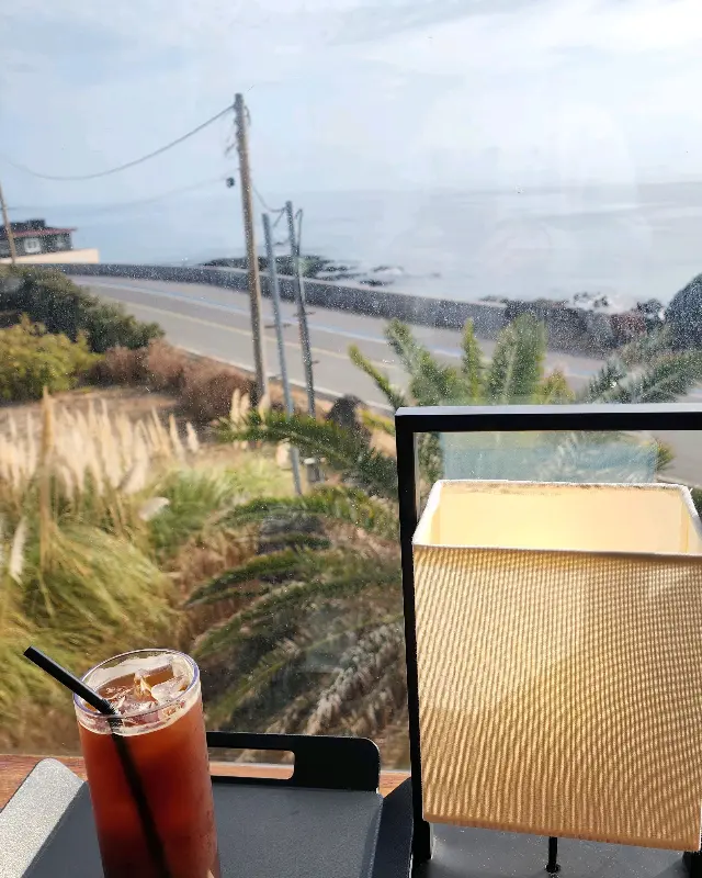 한라봉 에이드와 바다 풍경