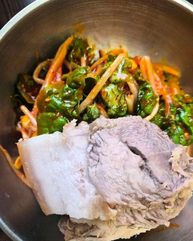 매콤달콤한 양념에 버무려진 비빔국수