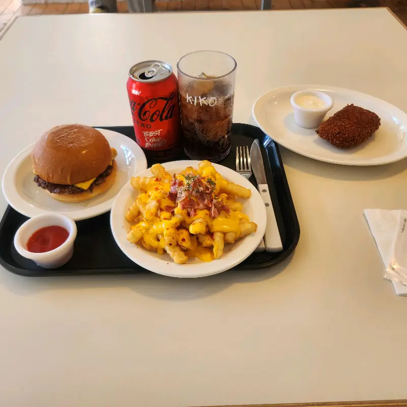 키코 버거, 더블치즈버거, 베이컨 치즈 감자튀김, 콜라, 맥주