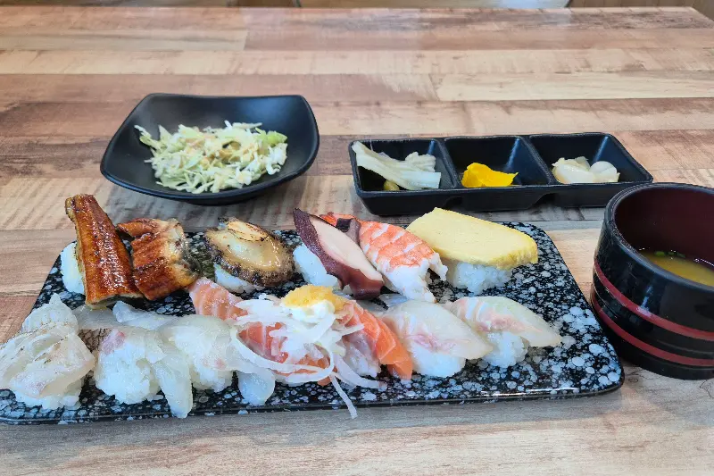 테이블 위에 놓인 초밥 한 접시