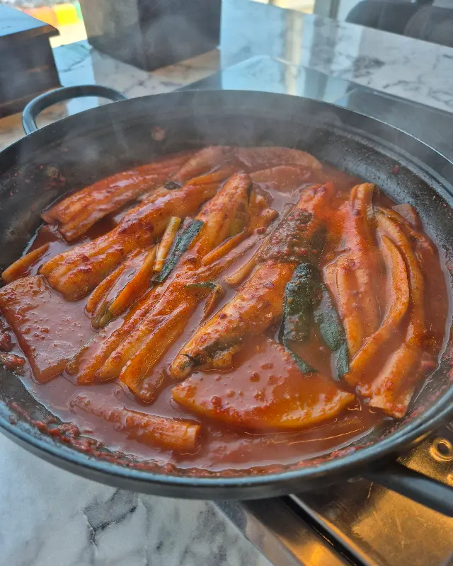 매콤한 양념에 푹 졸여진 갈치조림