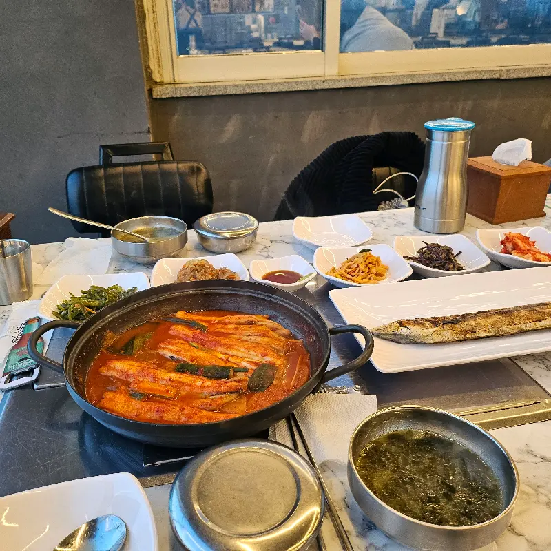 통유리창으로 보이는 바다 풍경과 갈치조림