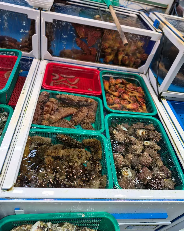 수조 안에 가득한 해산물