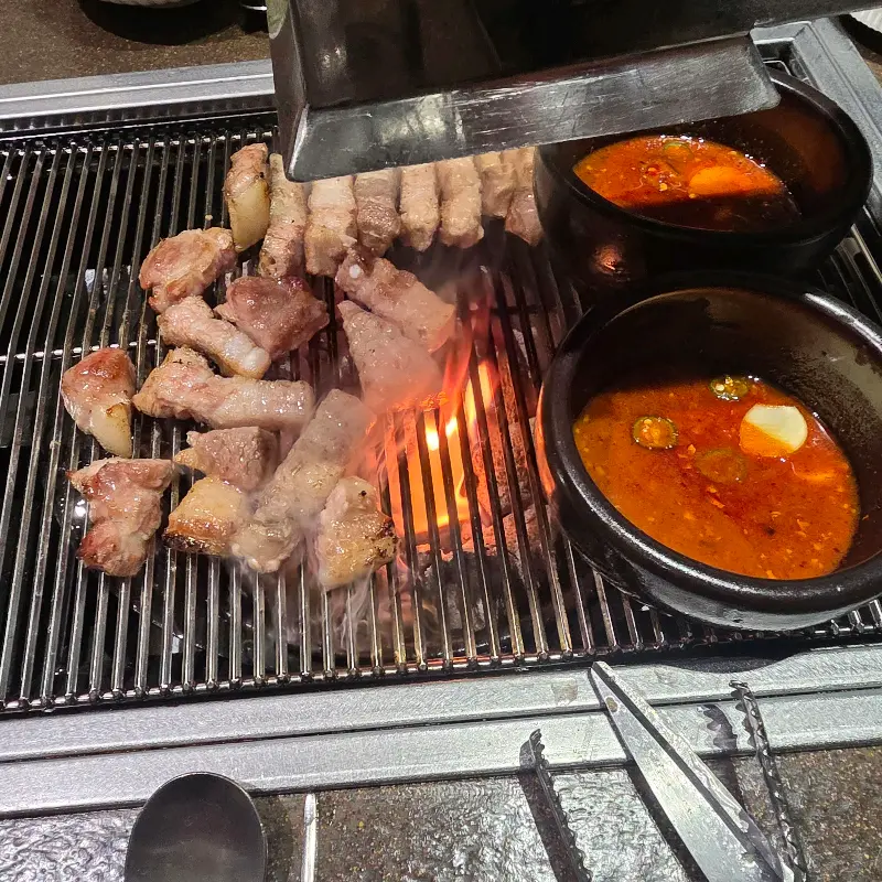 불판 위에서 맛있게 익어가는 오겹살