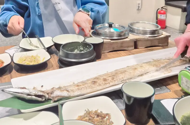 직원분이 손질해주는 먹음직스러운 갈치구이