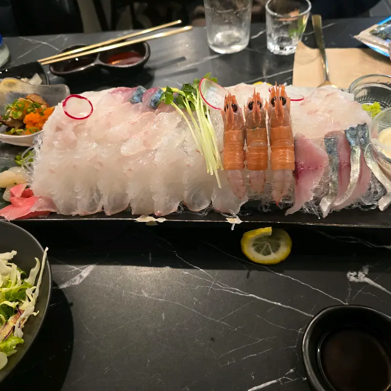 윤기가 흐르는 방어회