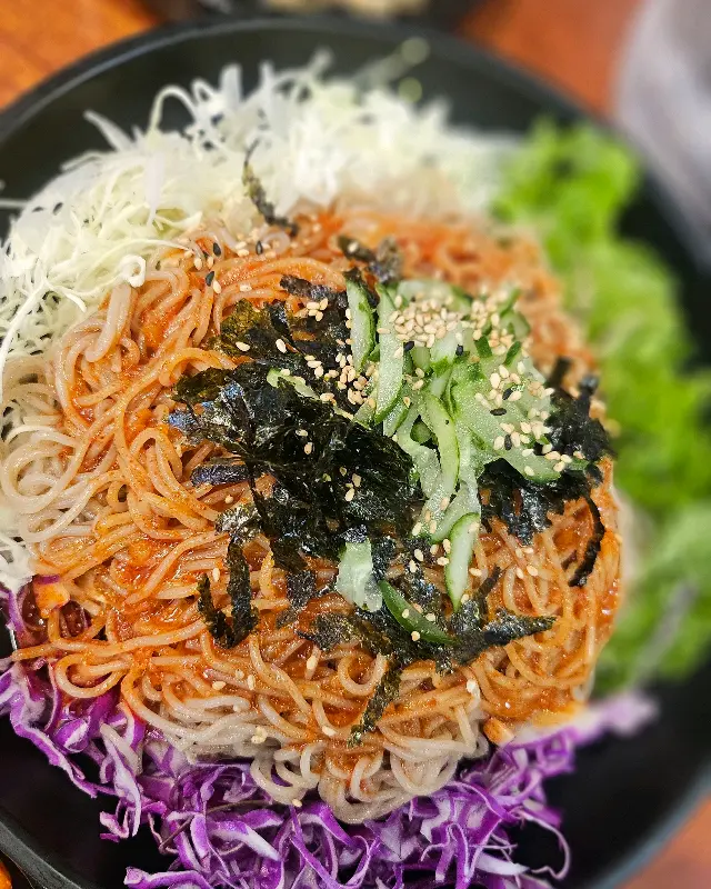 양배추, 김, 오이 고명이 올라간 매콤한 막국수