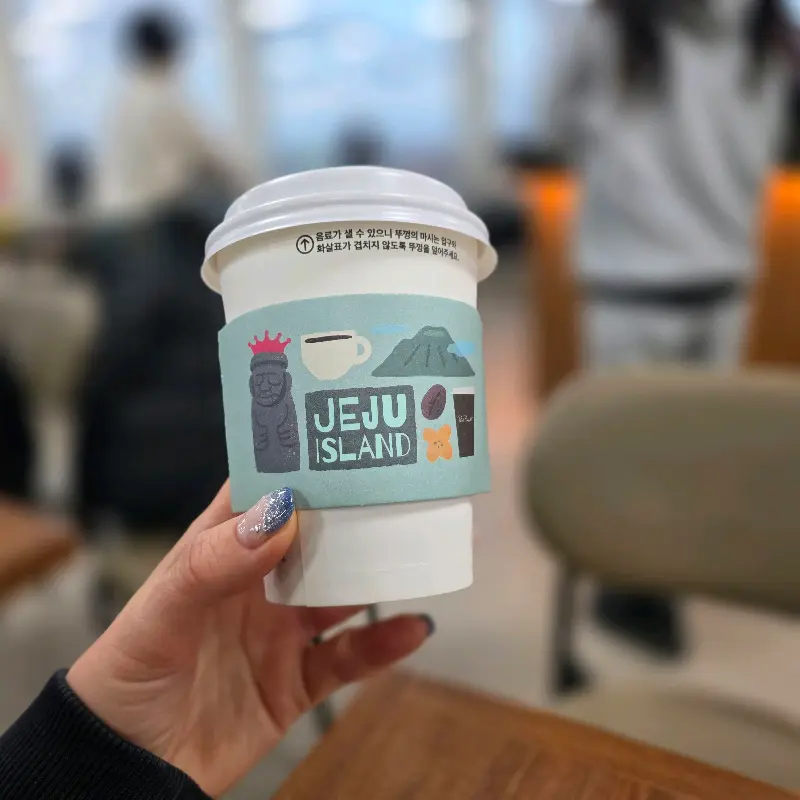 제주 에디션 컵홀더가 끼워진 폴바셋 커피
