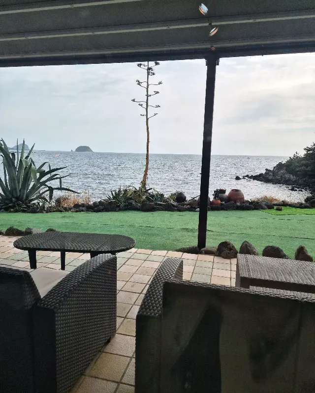 벙커하우스 야외 좌석에서 바라본 바다