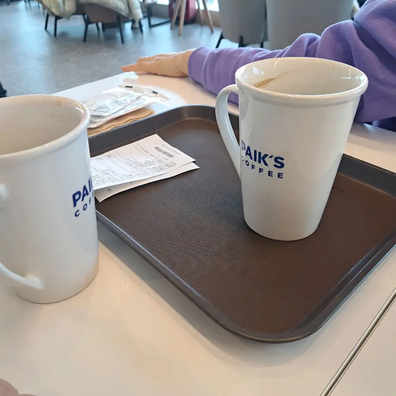 빽다방 커피 두 잔이 테이블 위에 놓여 있는 모습