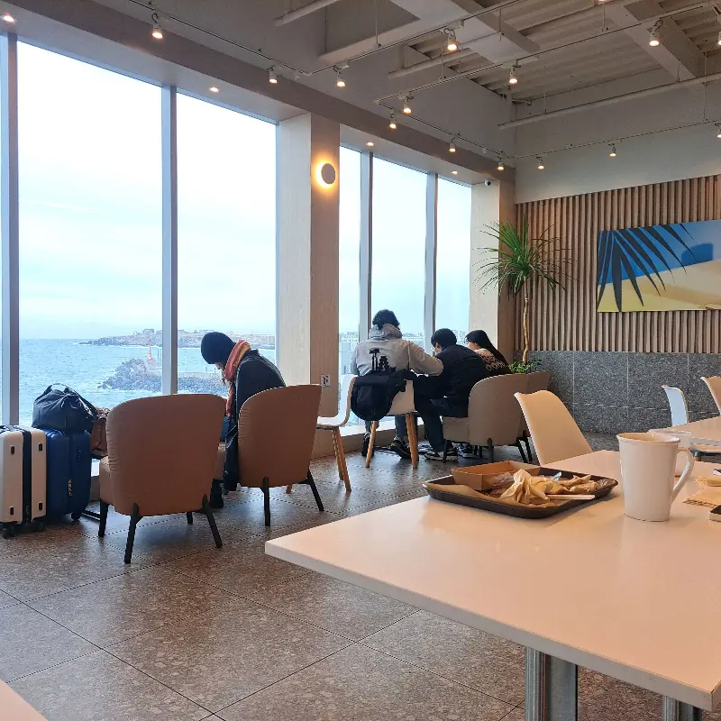 통유리창 너머로 보이는 탁 트인 제주 바다