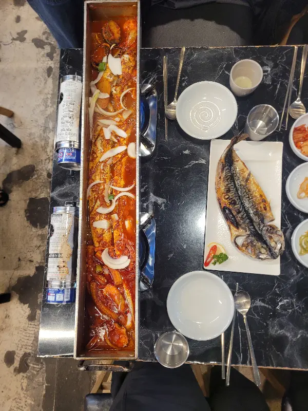 고등어 구이와 다양한 밑반찬