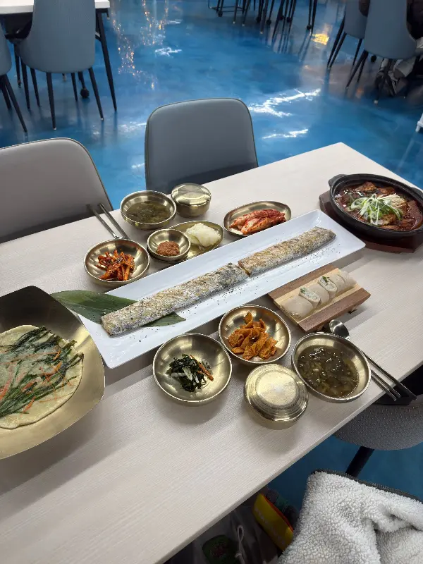 갈치구이와 다양한 반찬들